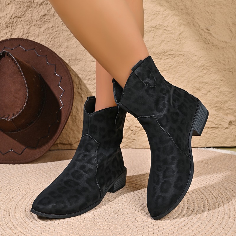 Vintage Style Women Fashion - Winterliche Vintage-Mode: Kurze Stiefel mit Leopardenmuster,
