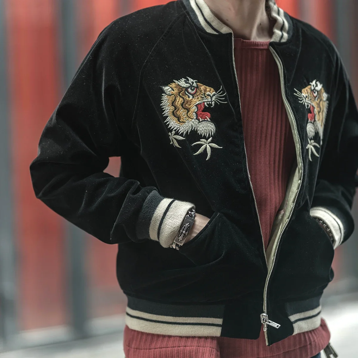 Varsity Jacket Wool - Nicht auf Lager: Omkeerbare Souvenirjacke, bestickte